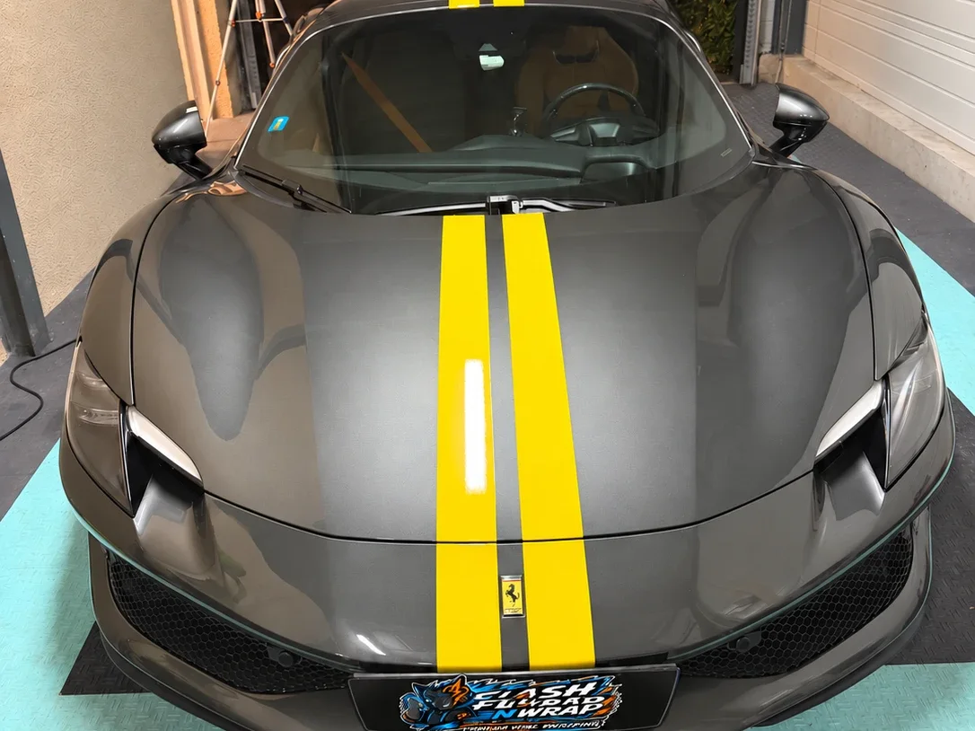 Ferrari 296 GTB — Alignement des bandes repris pièce par pièce, du bouclier au toit